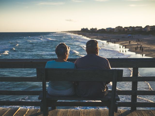 Älteres Paar sitzt auf der Bank; Doppelbesteuerung Rente und das Rentenurteil 2021