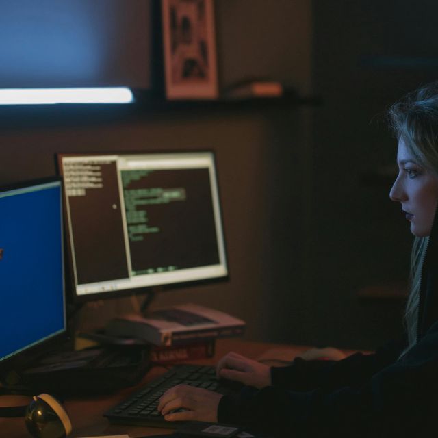 Frau am Computer; Sicher investieren im Netz