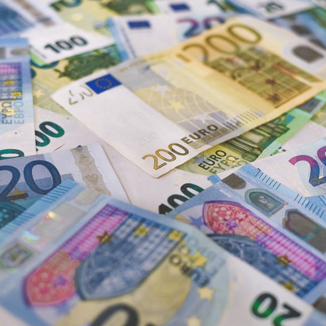 Euro-Geldscheine; Was sind die Folgen von Inflation – für meinen Sparplan?