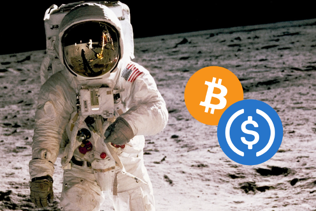 Mensch auf dem Mond, mit Kryptozeichen; Stablecoins und Bitcoin: Kryptowährungen im Vergleich
