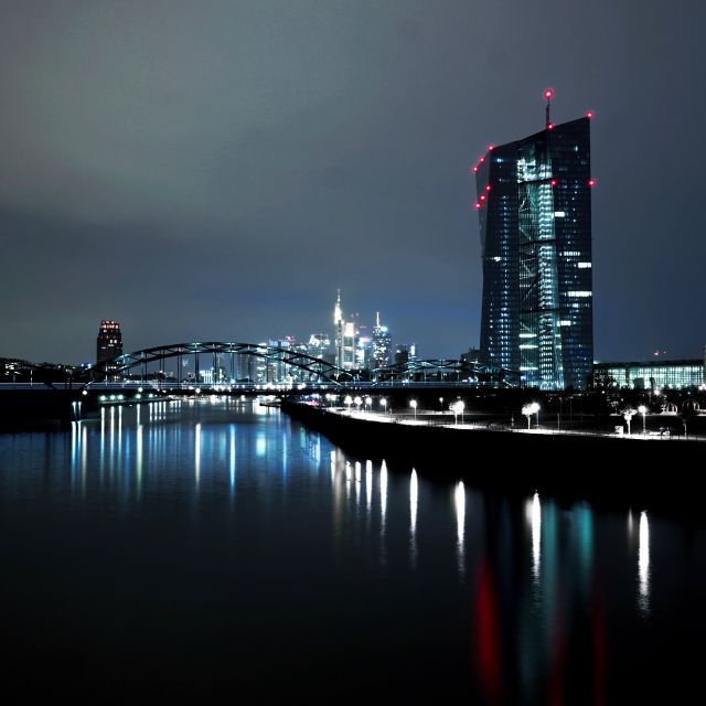 EZB-Gebäude in Frankfurt/Main bei Nacht; Was es bedeutet, wenn die Zinsen steigen