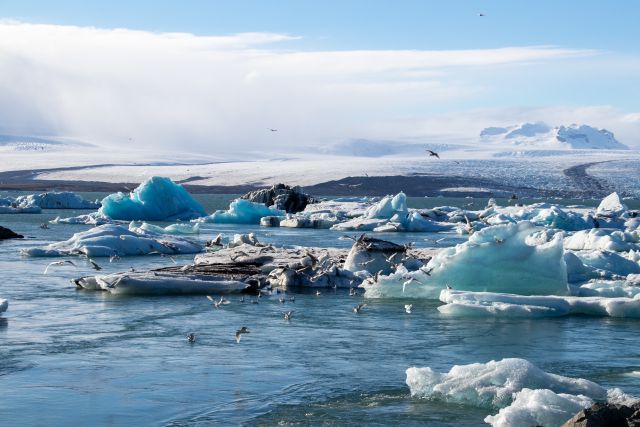 Schmelzendes Eis; Aktion für Klimaschutz - mit nachhaltiger Geldanlage gegen den Klimawandel