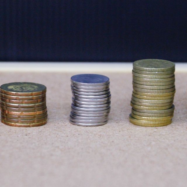 Münzen gestapelt; Lohnen sich Tagesgeld- oder Festgeld-Zinsen für mich?