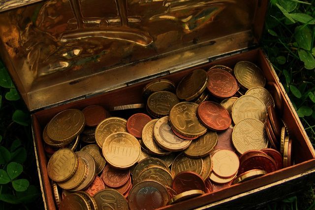 Das Bild zeigt eine Schachtel voller Euro-Münzen.