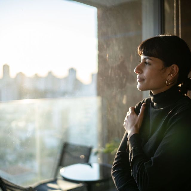 Frau am Balkon;  7 Tricks zur Selbstdisziplin - so können Sie richtig Geld sparen