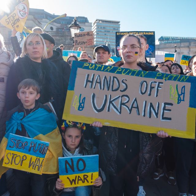 Demonstration gegen Russlands Invasion in die Ukraine; Was bedeutet die Russland-Ukraine-Krise für mein Geld?