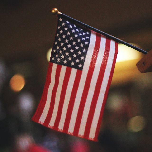 US-Flagge vor unscharfem Hintergrund; Streit um Schulden: Was wäre, wenn die USA zahlungsunfähig sind?