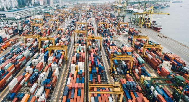 Container am Hafen; Was ist eine Rezession einfach erklärt? Rezession, Börsen, Inflation