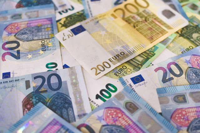 Viele Euro-Geldscheine; Was kann man gegen die Inflation tun?