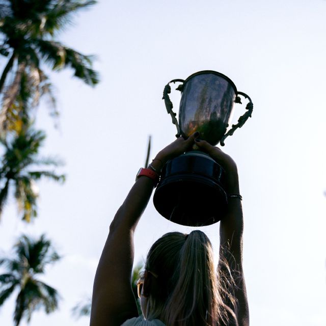 Frau hält Pokal in den Himmel; Welches ist der beste Robo-Advisor? Testsieger 2022 Euro am Sonntag