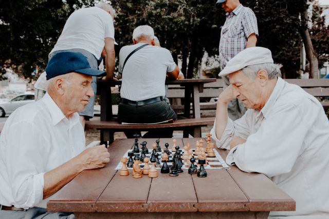Zwei Männer spielen Schach; Wer bekommt Grundrente 2021 - und viel Grundrente gibt es?