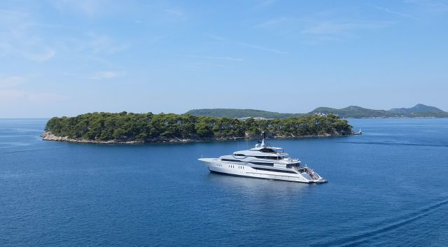 Luxus-Jacht im Meer; Vermögensaufbau: Wie kann man zum Millionär werden?
