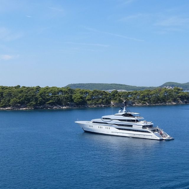 Luxus-Jacht im Meer; Vermögensaufbau: Wie kann man zum Millionär werden?