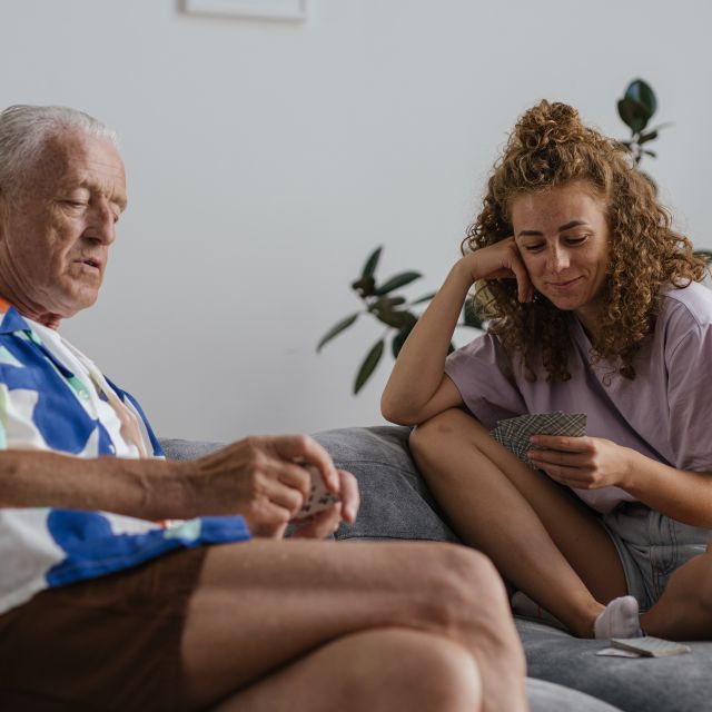 Opa und Enkelin auf der Couch; Wie viel sollte ich für meine Rente zurücklegen?
