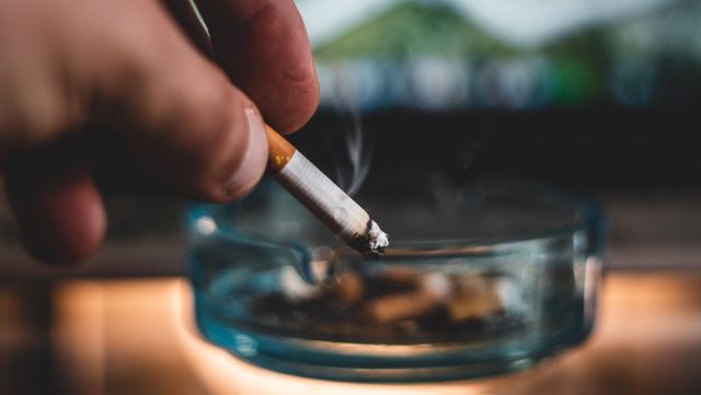 Zigarette wird im Aschenbecher ausgedrückt; Weltnichtrauchertag und Rauchen
