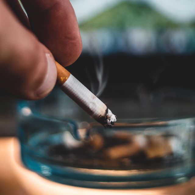 Zigarette wird im Aschenbecher ausgedrückt; Weltnichtrauchertag und Rauchen