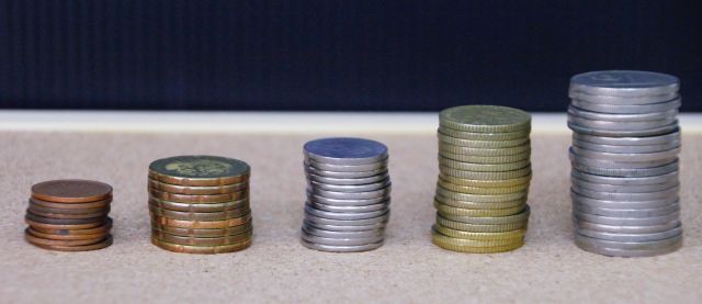 Münzen gestapelt; Was ist Zinseszins leicht erklärt: Effekt für Altersvorsorge berechnen
